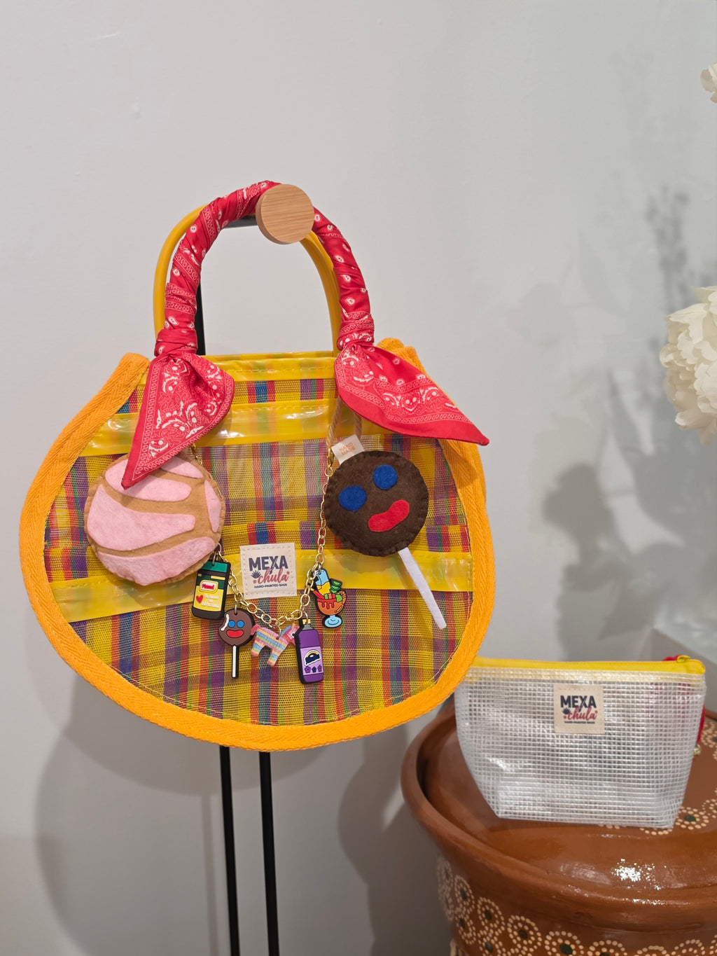 Bolso de Mercado Ovalado "Nostalgia Mexicana" con Dijes Artesanales