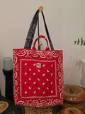 Tote Bag Acolchada Reversible "Bandana Mix" - Rojo y Negro con Bolsillo Amarillo Neón y Estuche de Lentes