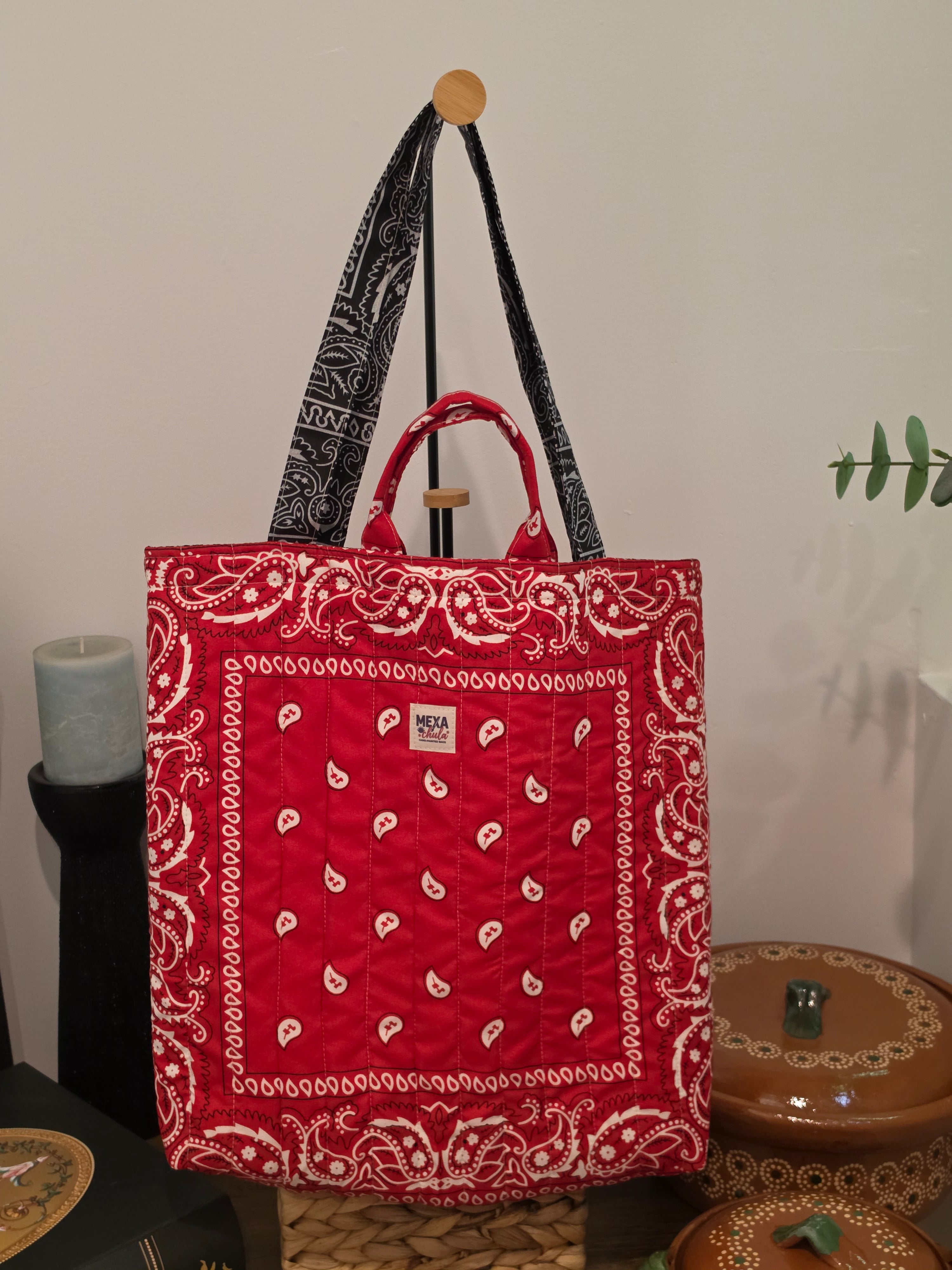 Tote Bag Acolchada Reversible "Bandana Mix" - Rojo y Negro con Bolsillo Amarillo Neón y Estuche de Lentes