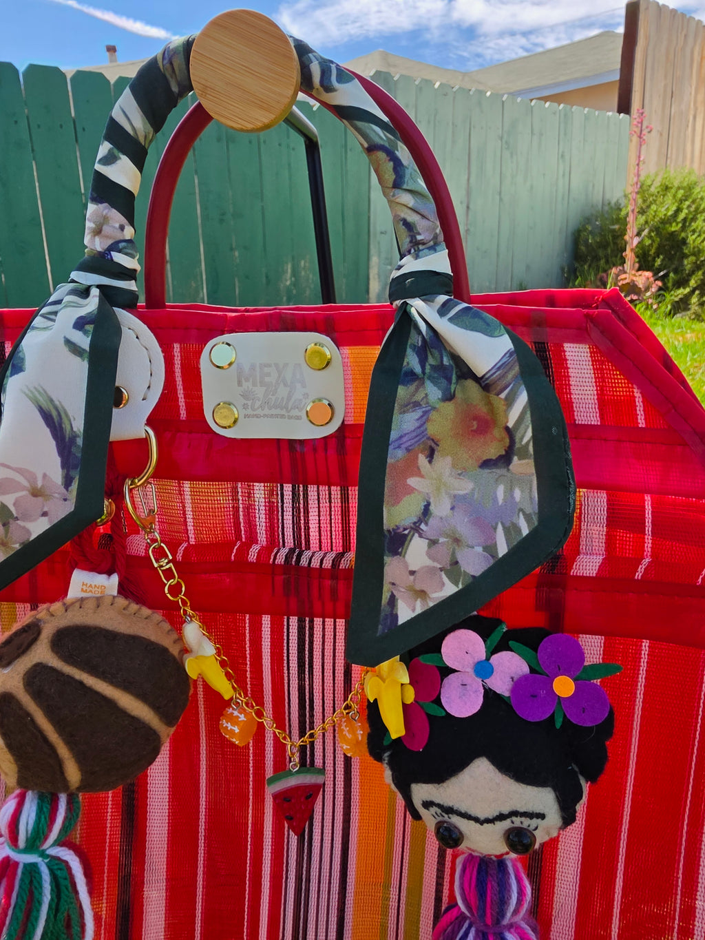 Cadena con dijes de plátano, sandía y frutas mini en bolsa mexicana roja