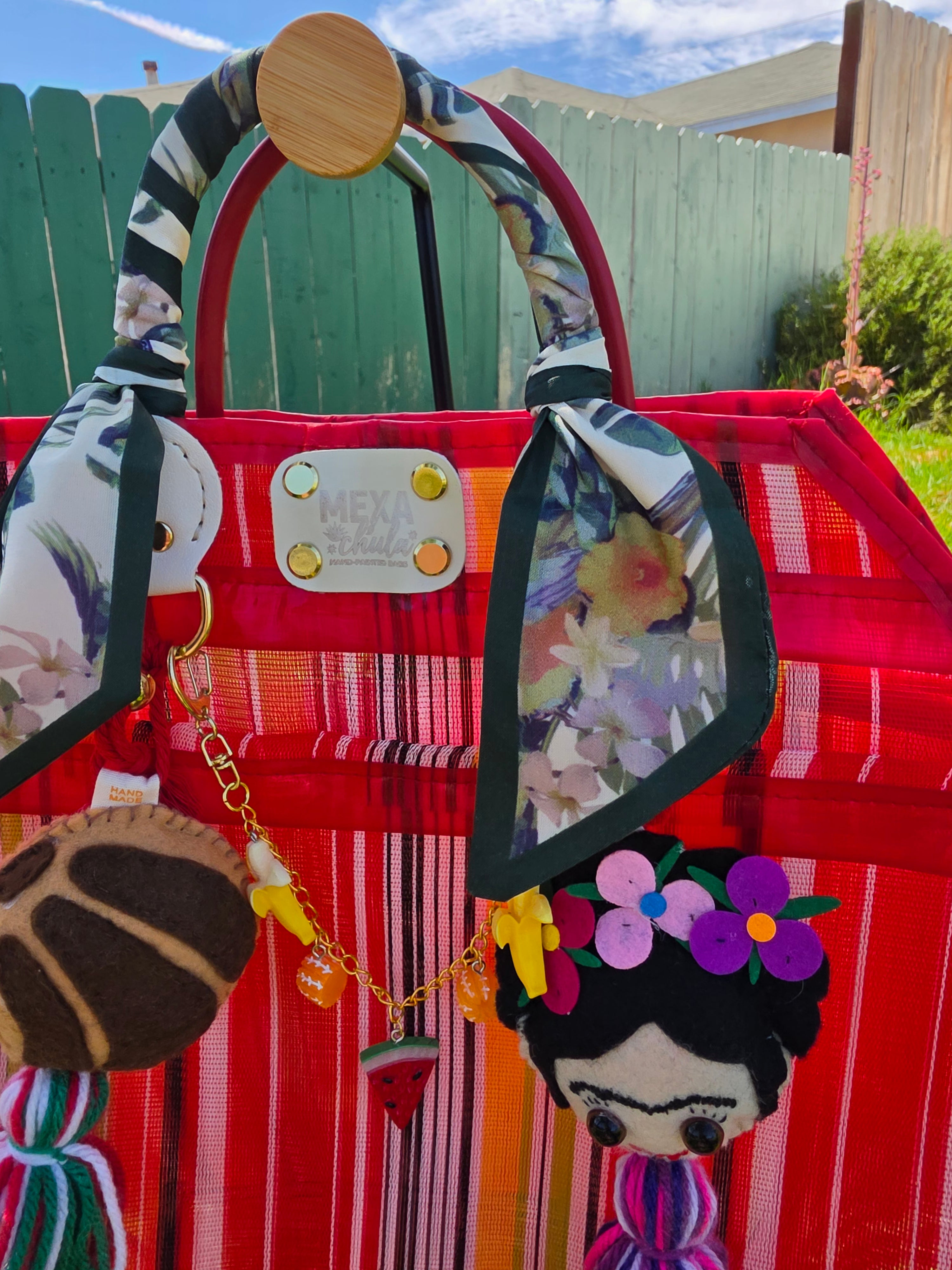 Cadena con dijes de plátano, sandía y frutas mini en bolsa mexicana roja