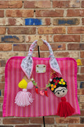 Bolsa mexicana rosa con charm de dulce tejido a mano y muñeca Frida
