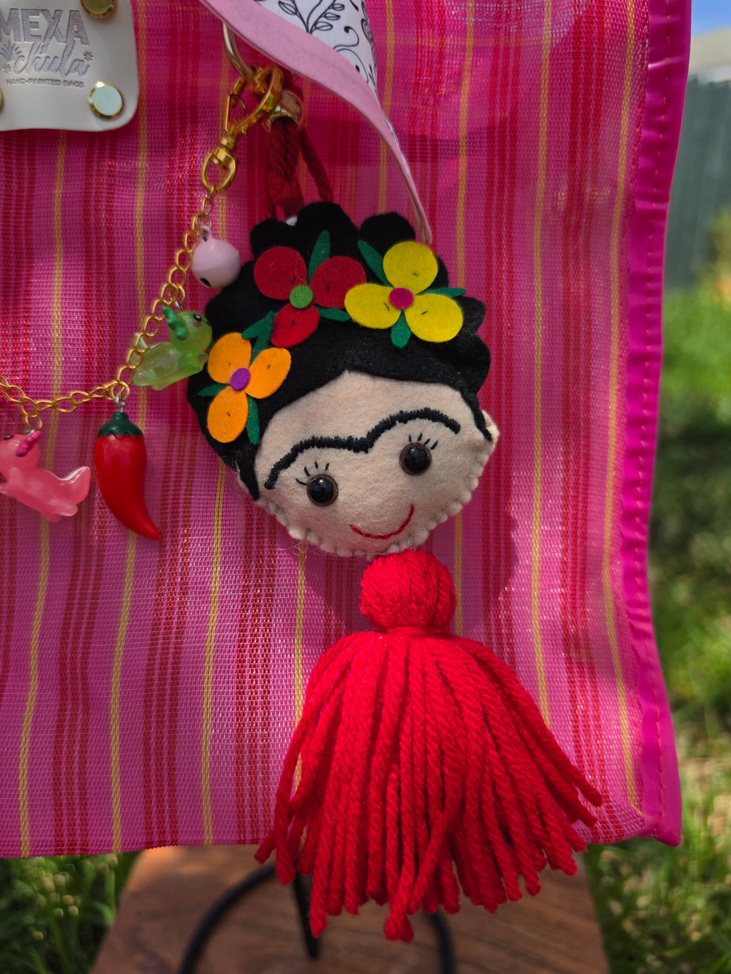 Muñeca Frida Kahlo de fieltro con corona de flores y borla roja