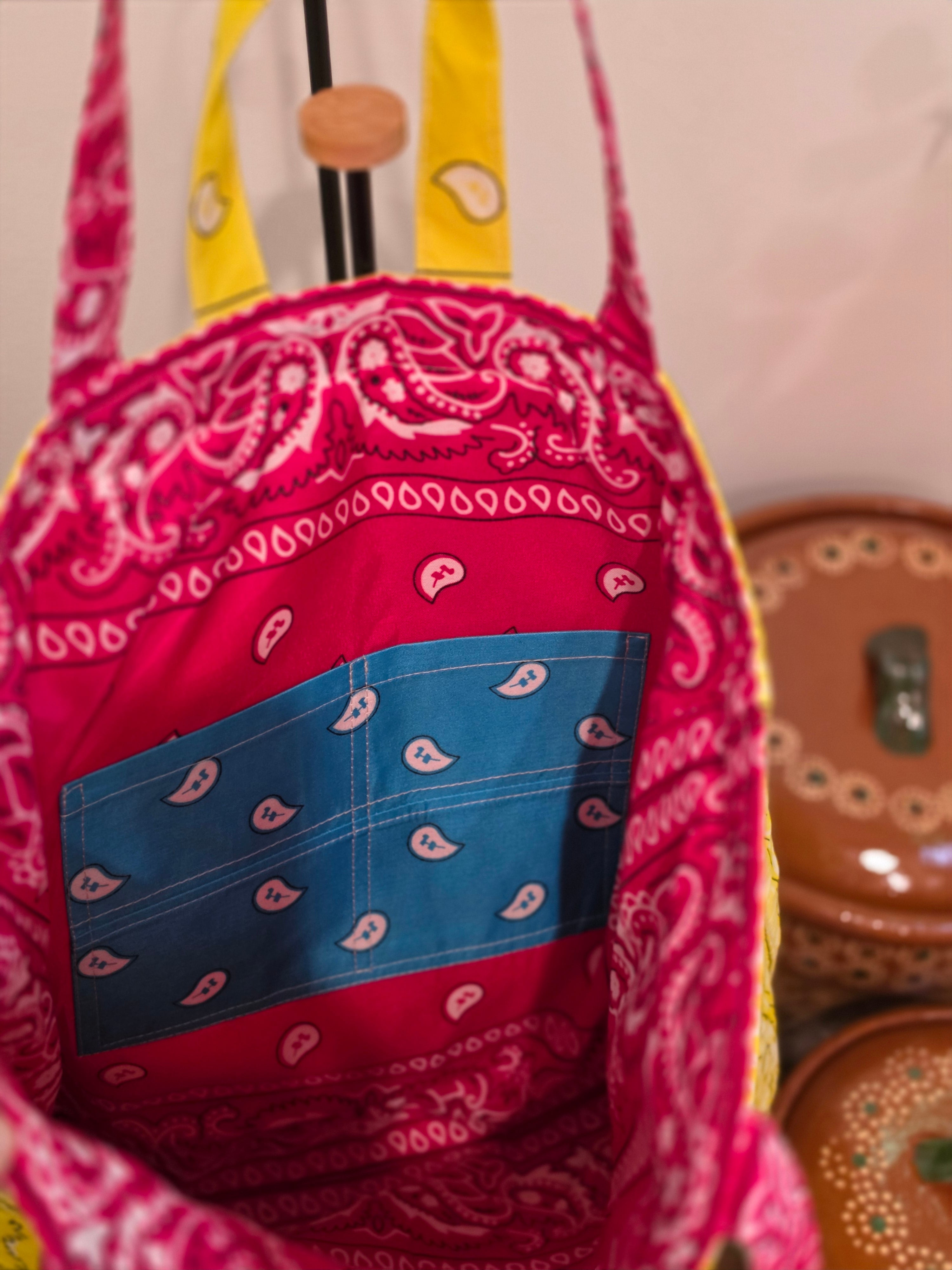 Tote Bag Acolchada Reversible "Bandana Mix" - Amarillo y Rosa Fiusha con Estuche de Lentes Combinado