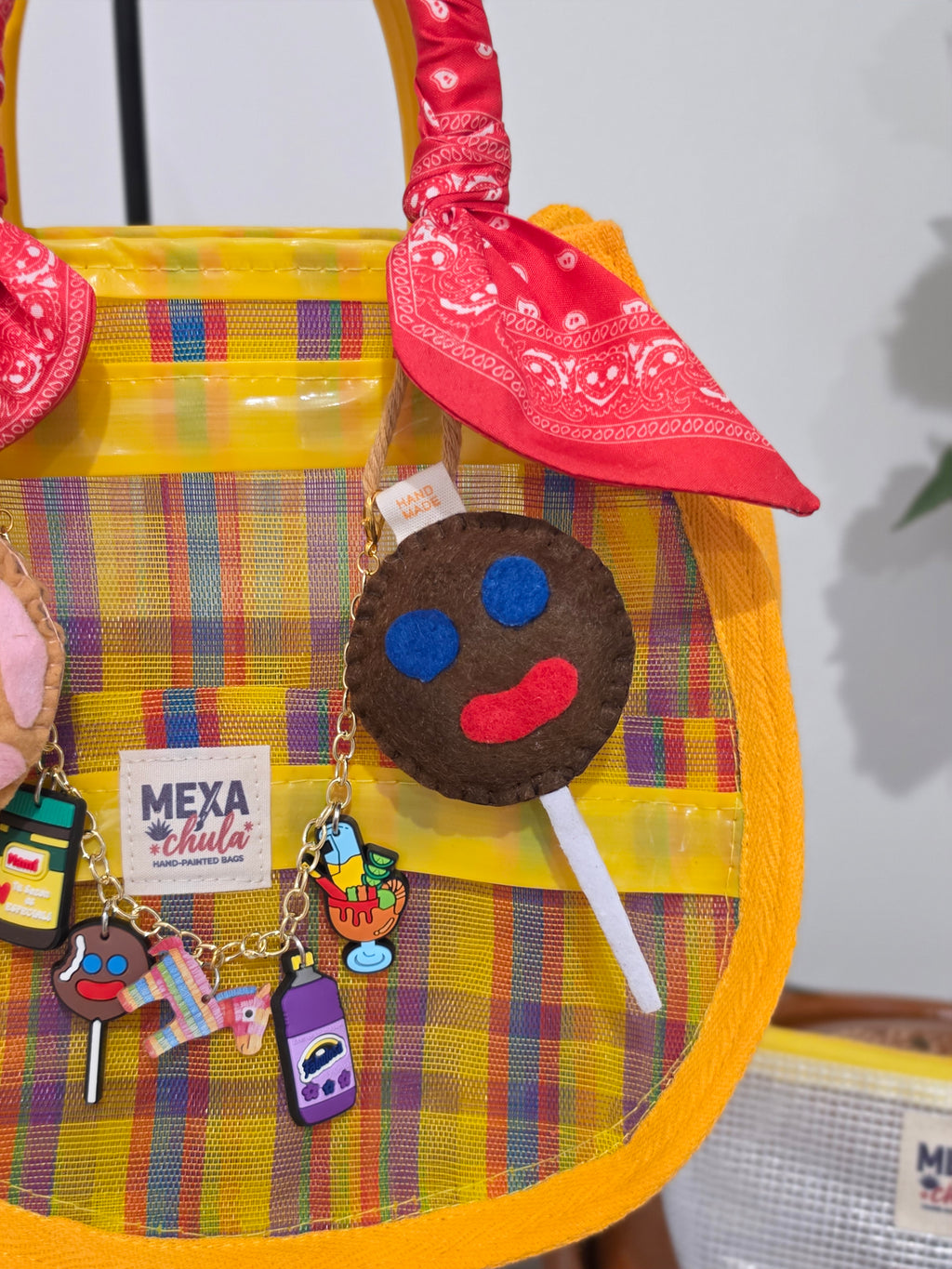 Bolso de Mercado Ovalado "Nostalgia Mexicana" con Dijes Artesanales