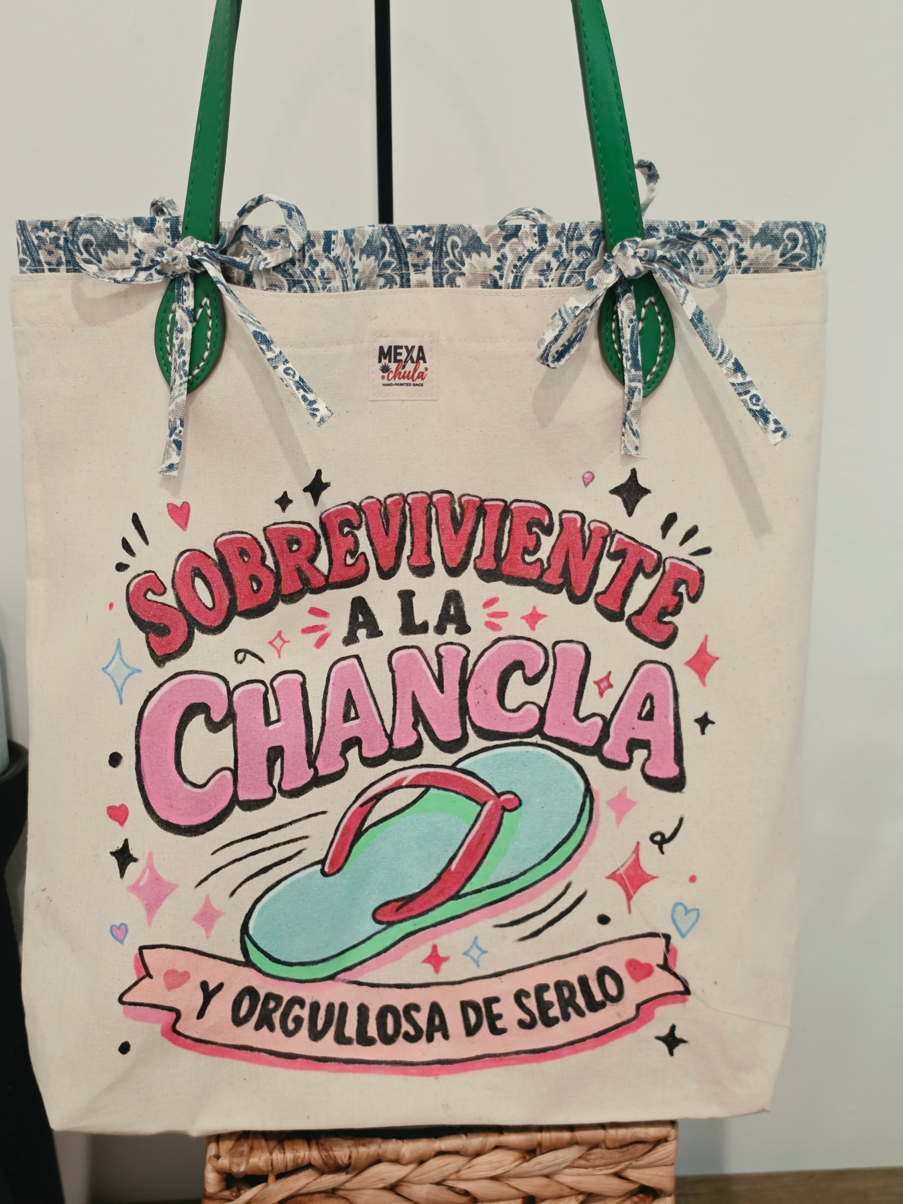 Tote Bag Pintada a Mano "Sobreviviente a la Chancla" - Set Premium 2 en 1 Desmontable