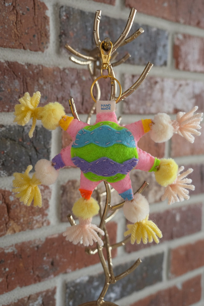 Llavero Artesanal de Fieltro "Piñata de Estrella" con Pompones