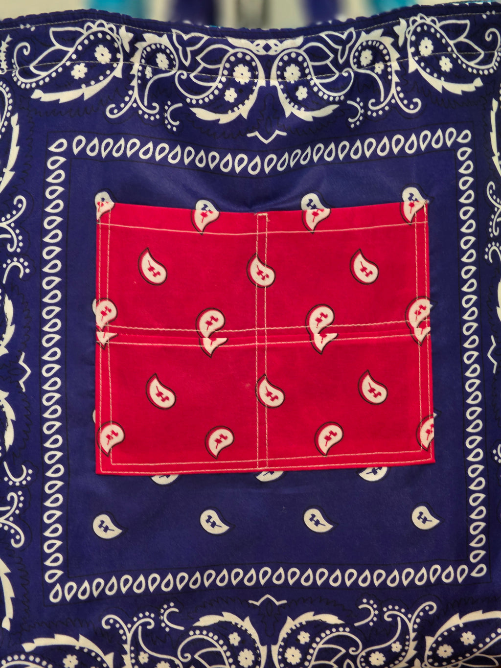 Tote Bag Acolchada Reversible "Bandana Mix" - Azul Celeste y Marino con Bolsillo Rojo y Estuche de Lentes