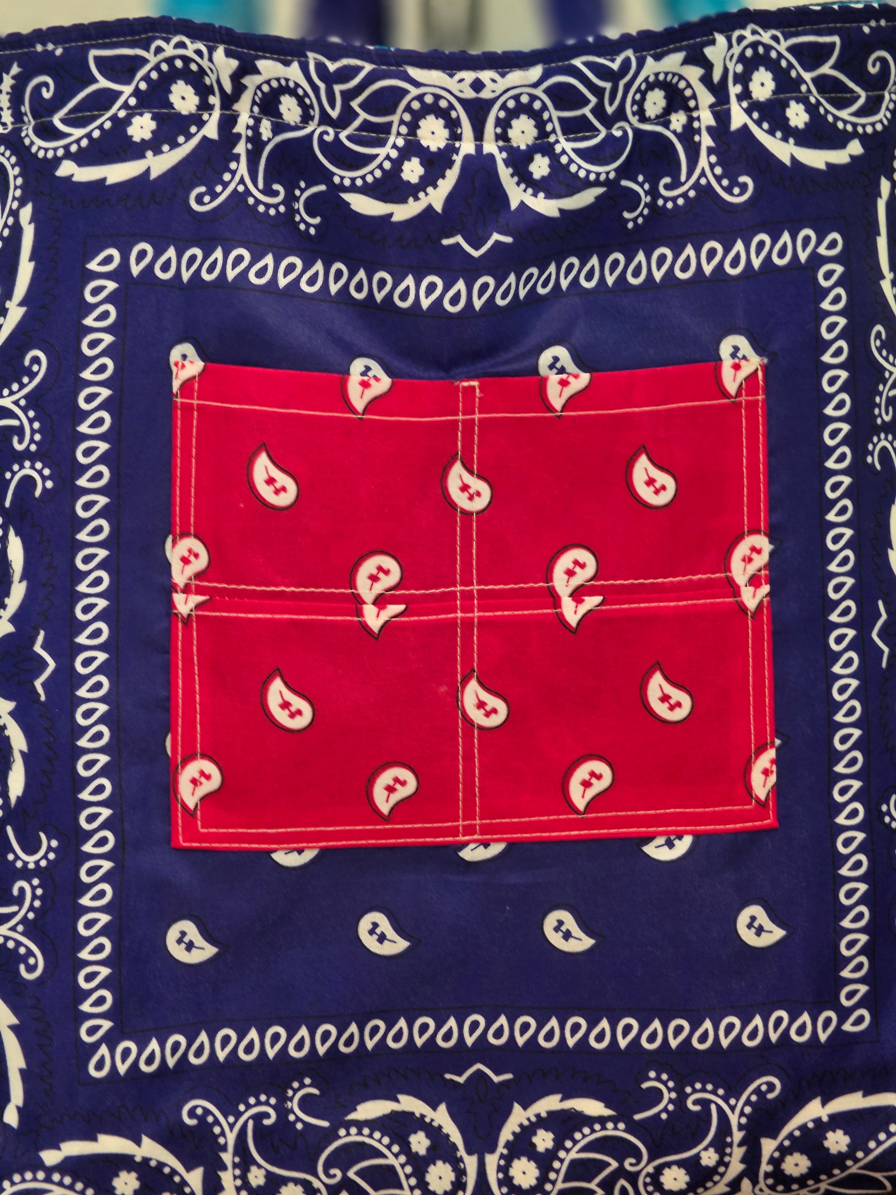 Tote Bag Acolchada Reversible "Bandana Mix" - Azul Celeste y Marino con Bolsillo Rojo y Estuche de Lentes