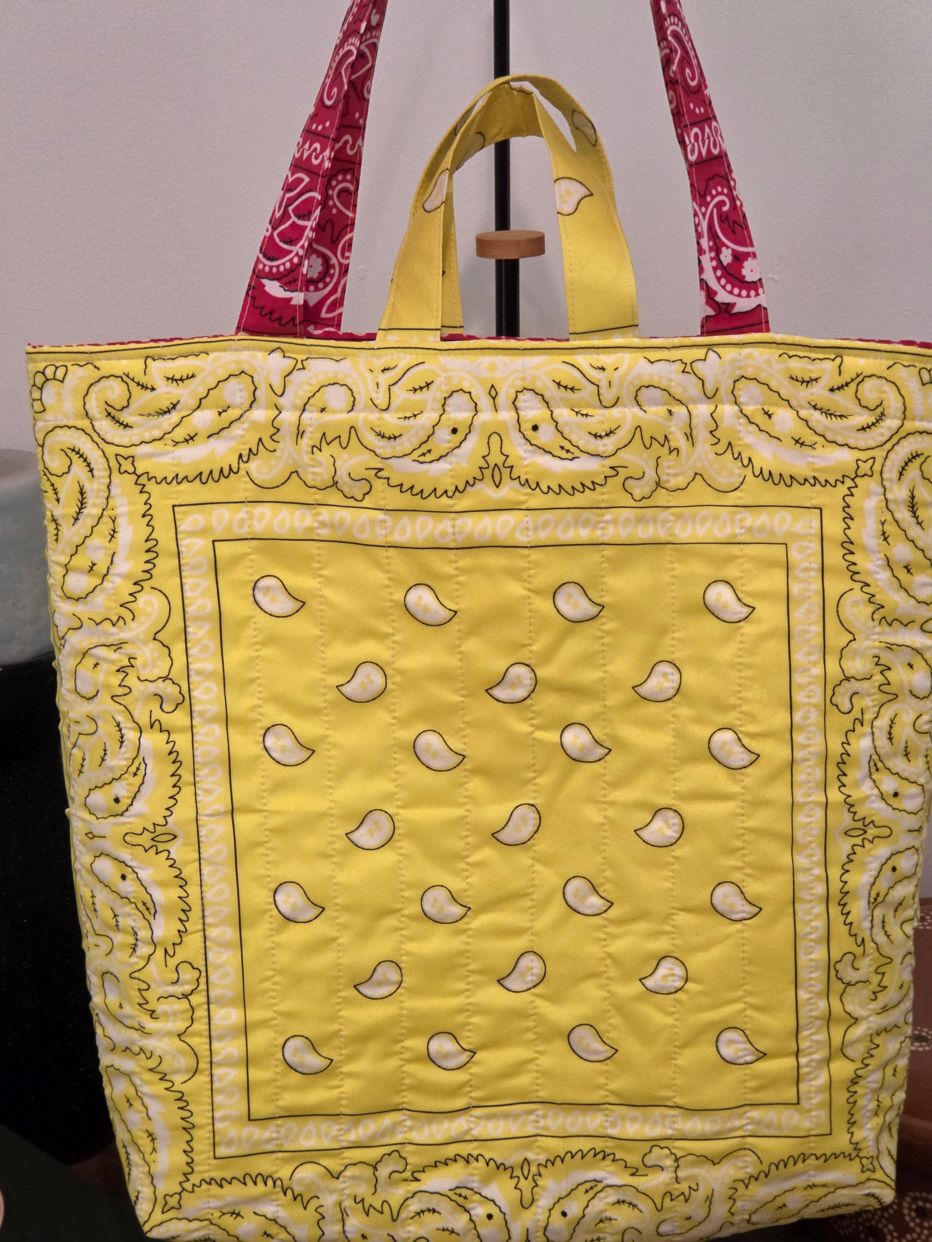 Tote Bag Acolchada Reversible "Bandana Mix" - Amarillo y Rosa Fiusha con Estuche de Lentes Combinado