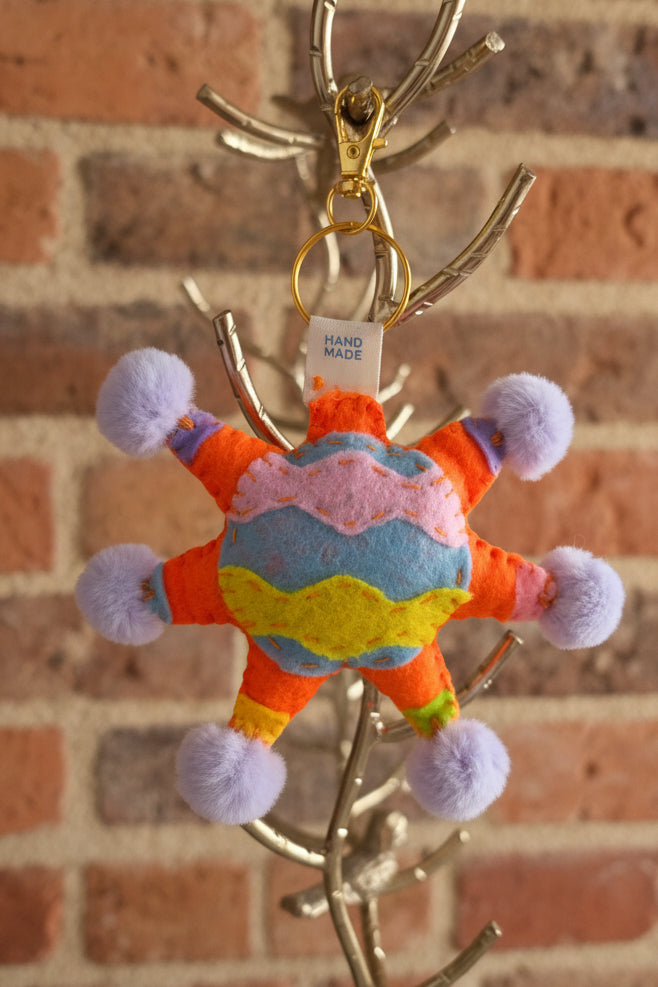 Llavero Artesanal de Fieltro "Piñata de Estrella" con Pompones