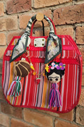 Bolsa mexicana roja con charm de concha y muñeca Frida hechos a mano