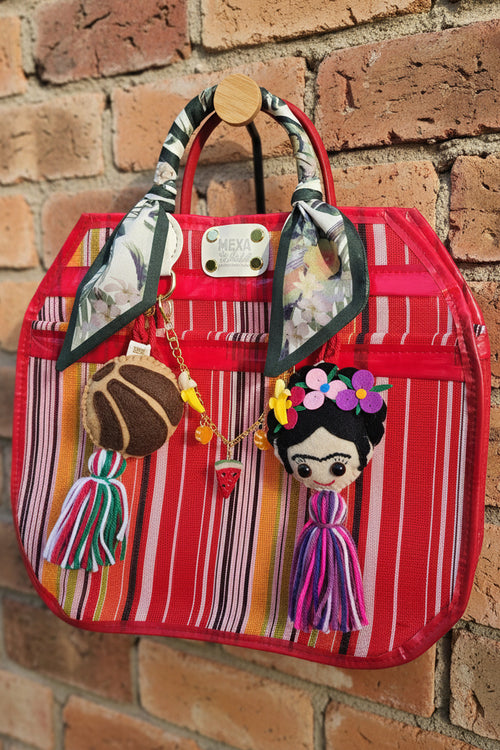 Bolsa mexicana roja con charm de concha y muñeca Frida hechos a mano