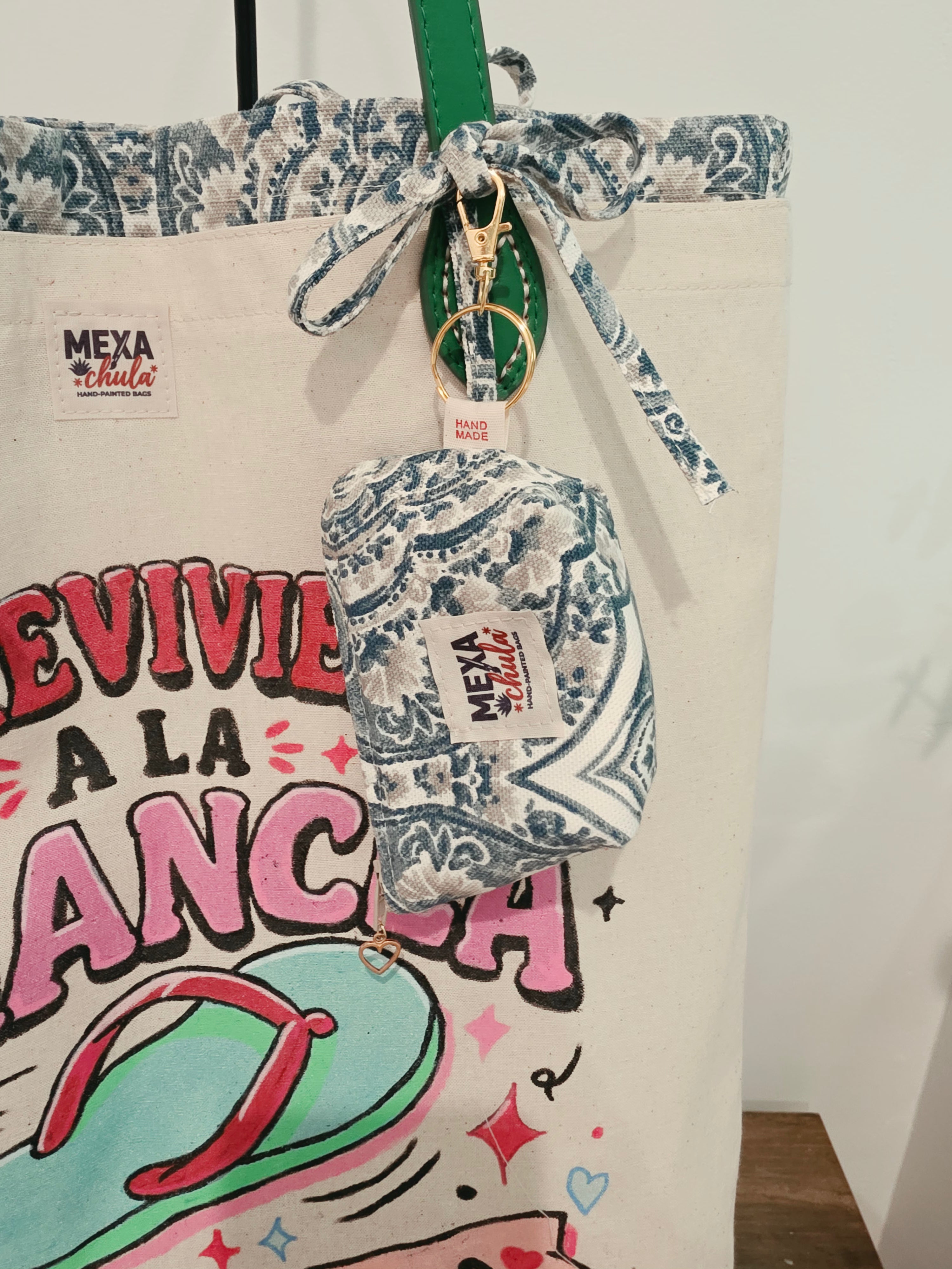 Tote Bag Pintada a Mano "Sobreviviente a la Chancla" - Set Premium 2 en 1 Desmontable