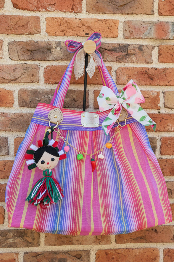 Bolsa de mercado mexicana multicolor con moño floral y set completo de charms al aire libre