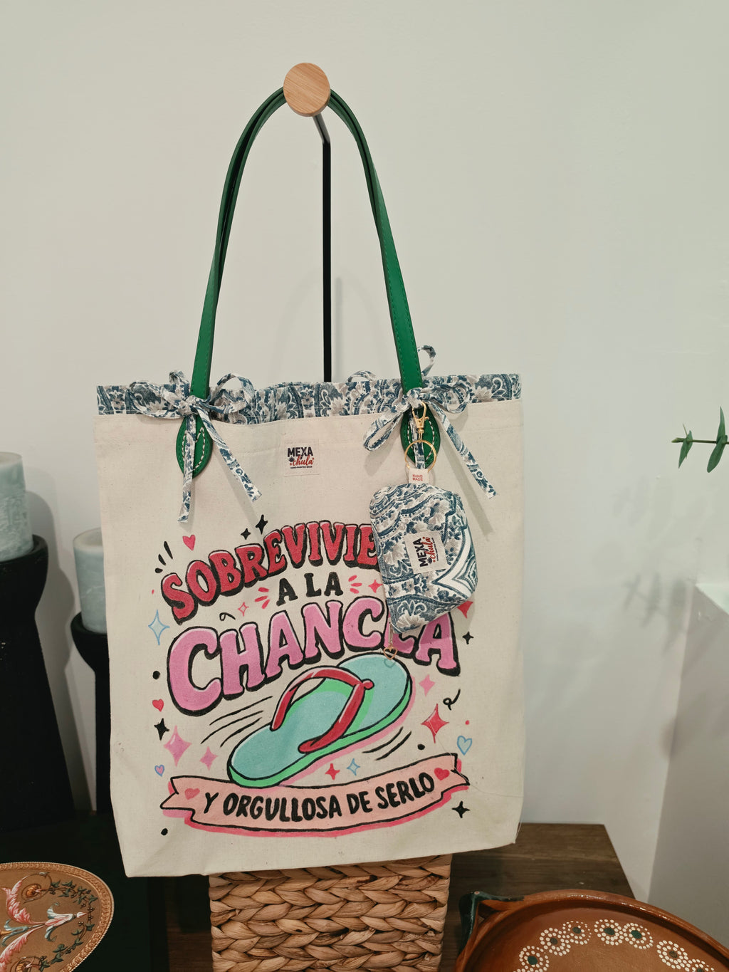 Tote Bag Pintada a Mano "Sobreviviente a la Chancla" - Set Premium 2 en 1 Desmontable