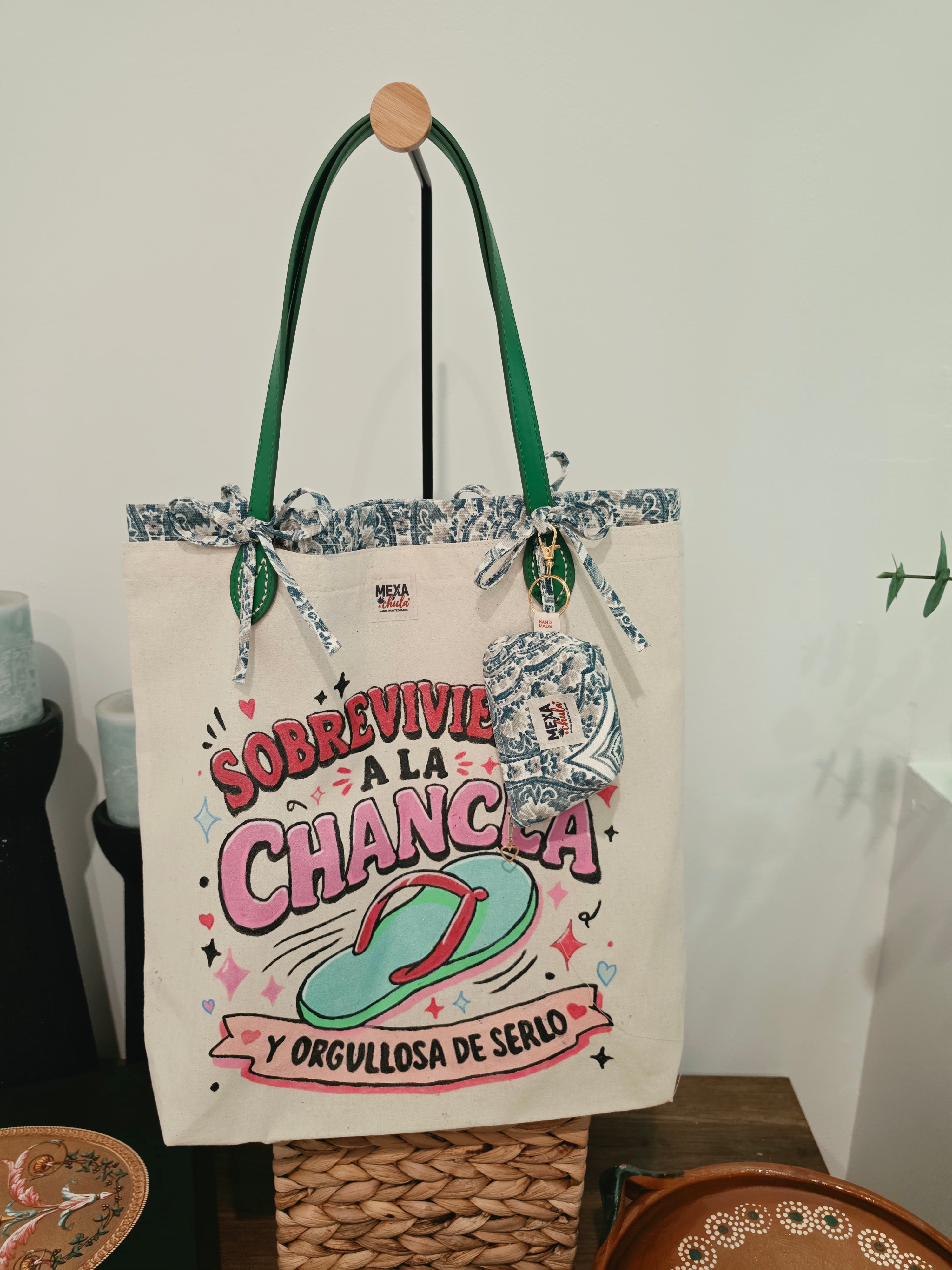 Tote Bag Pintada a Mano "Sobreviviente a la Chancla" - Set Premium 2 en 1 Desmontable