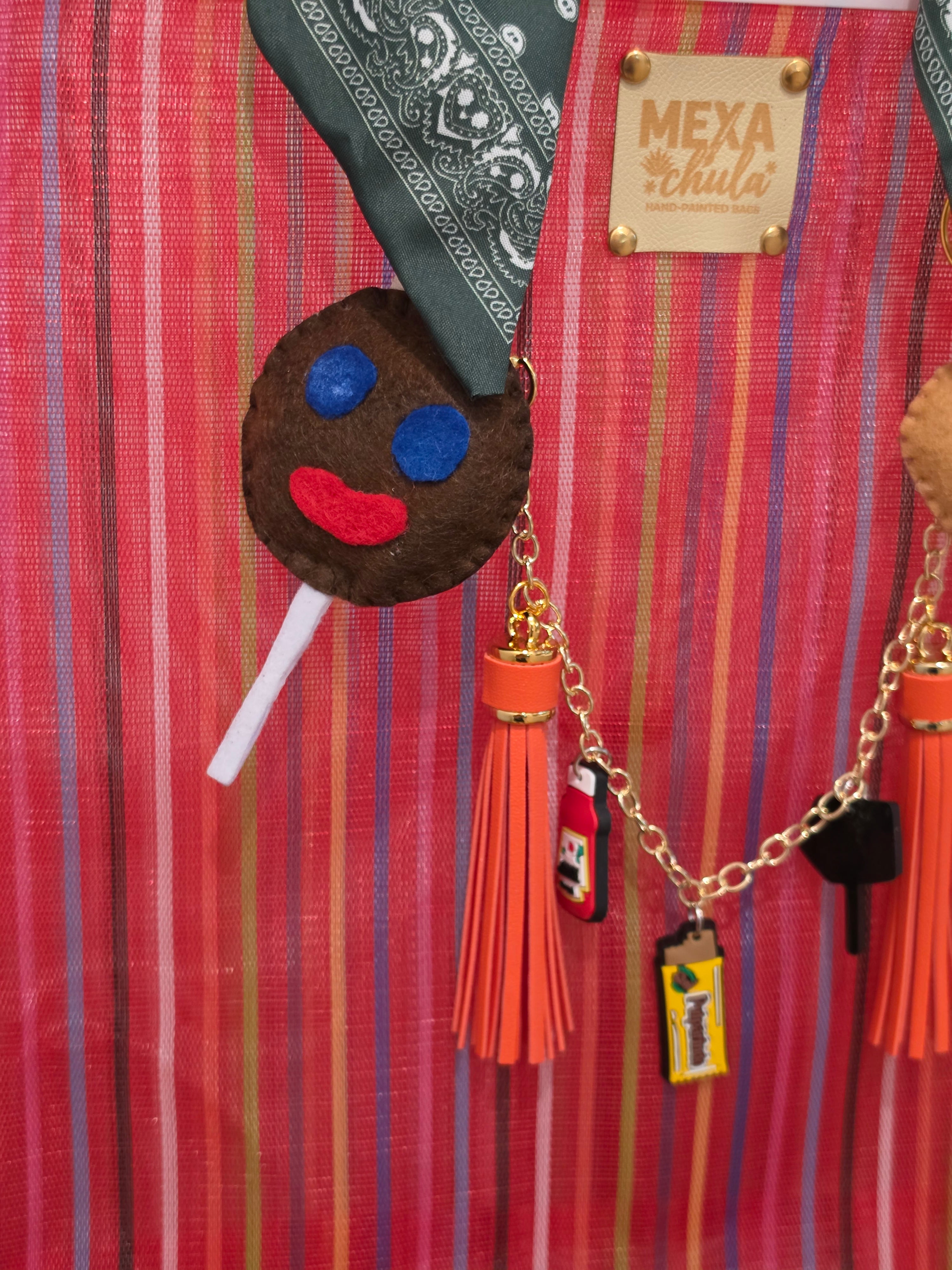 Bolso de Mercado Mediano "Antojos Mexicanos" con Dijes de Cochinito y Paleta Payaso Artesanal
