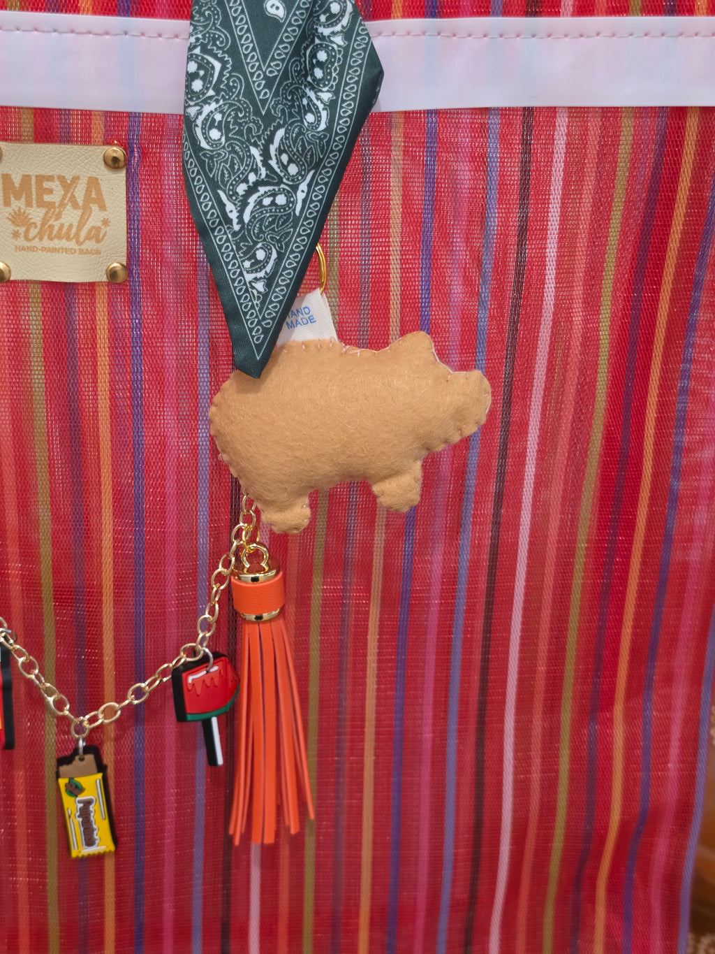 Bolso de Mercado Mediano "Antojos Mexicanos" con Dijes de Cochinito y Paleta Payaso Artesanal