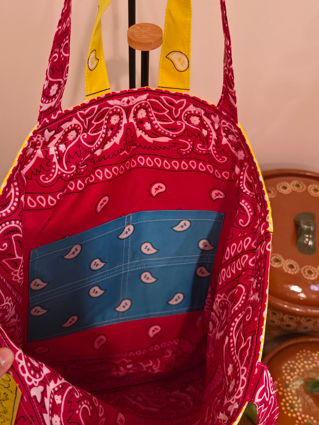 Tote Bag Acolchada Reversible "Bandana Mix" - Amarillo y Rosa Fiusha con Estuche de Lentes Combinado