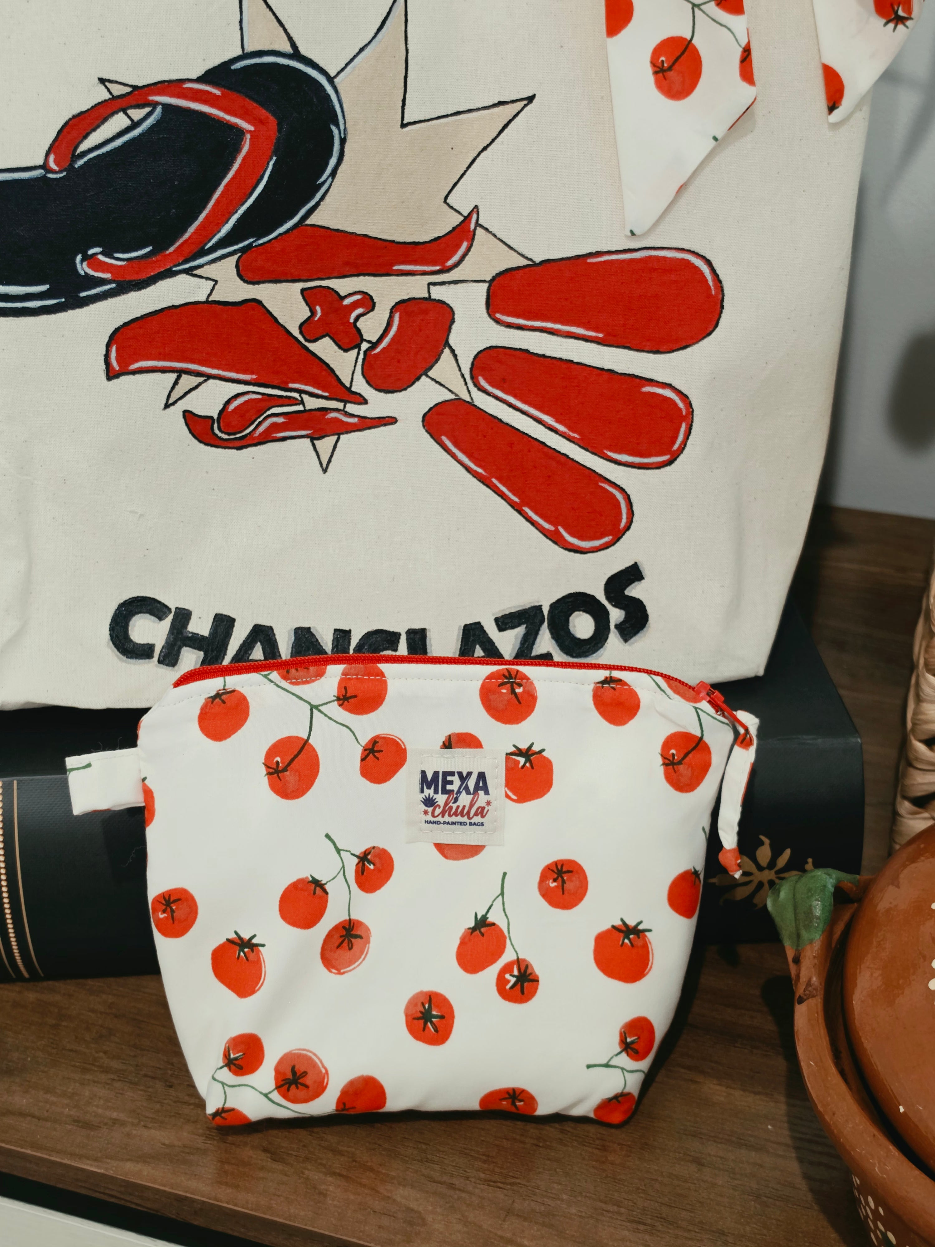 Tote Bag Pintada a Mano - Edición "Hecho a Chanclazos" (Set Premium con Cosmetiquera)