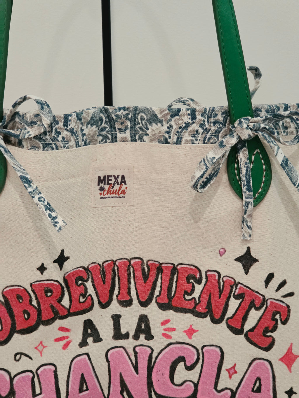 Tote Bag Pintada a Mano "Sobreviviente a la Chancla" - Set Premium 2 en 1 Desmontable